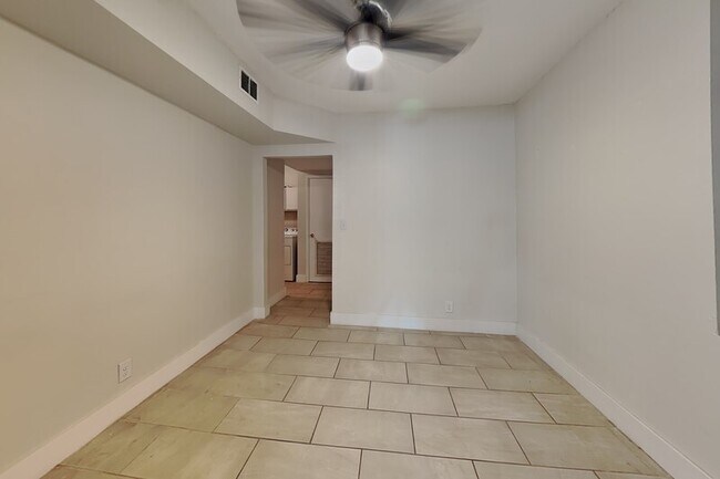 Building Photo - 3801 1/2 W Palmira Ave