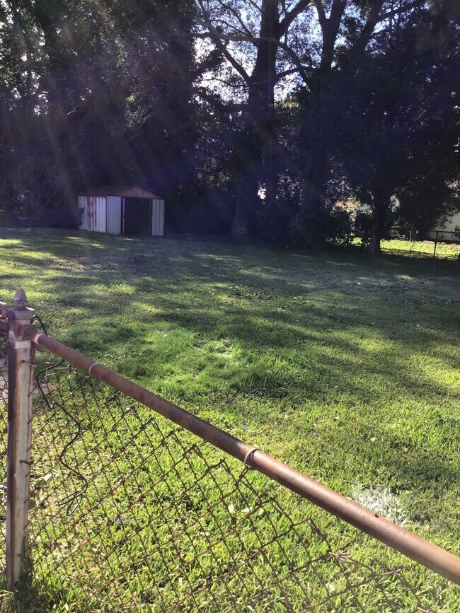 Building Photo - Spacious 3 bedroom 1 bath available soon (...
