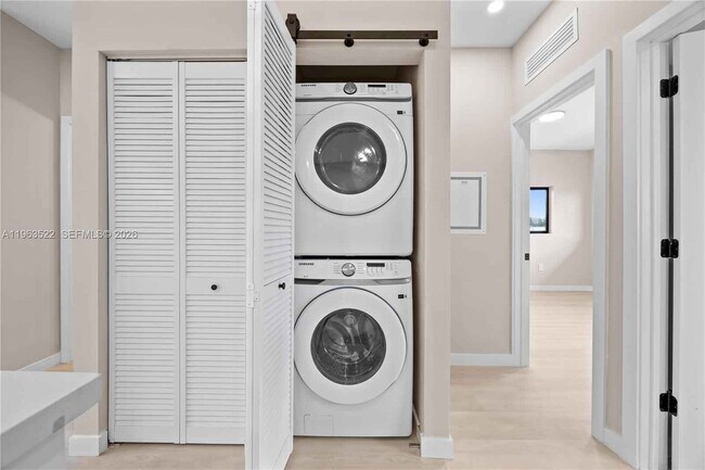 Building Photo - 630 NE 166th St