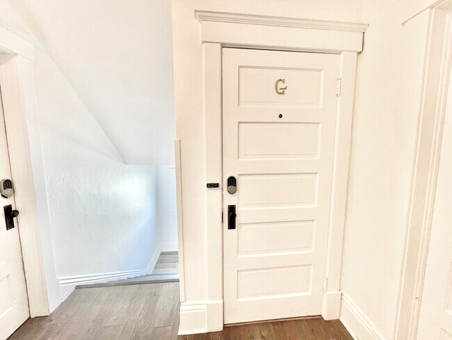 Building Photo - Gorgeous Remodeled 2 Bed, 1 Bath on South Hill!
