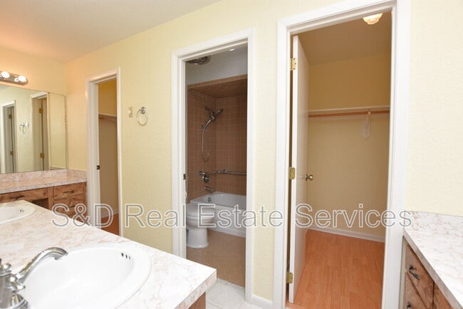 Building Photo - 1715 High Point Dr