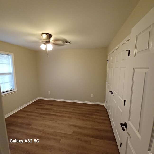 Building Photo - 1043 Sybil Dr