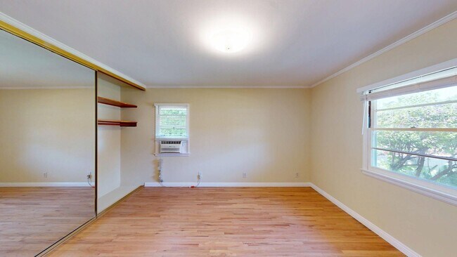 Building Photo - Newly Remodeled Spacious 4-Bed Home Availa...