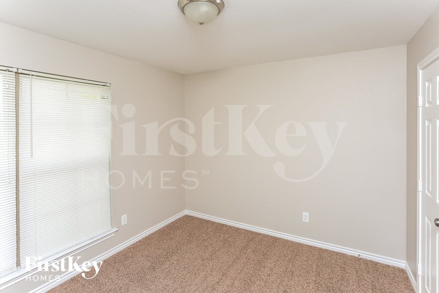 Building Photo - 623 Hilton Dr