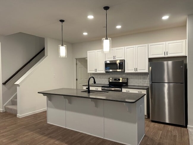 Building Photo - 7884 Oakbrook Dr