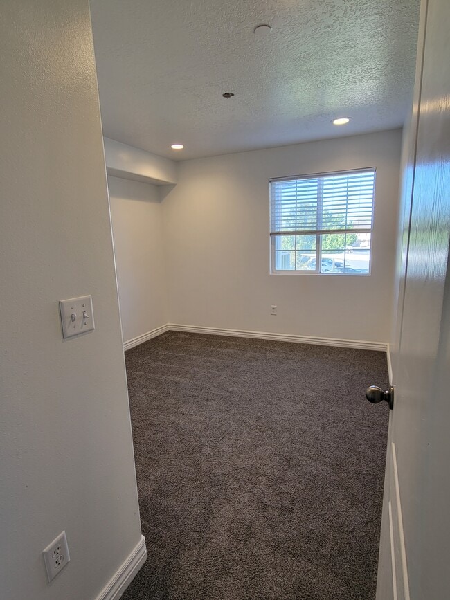 Building Photo - 3969 Romney Park Dr