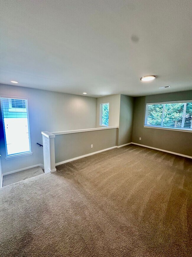 Building Photo - Luxury 4bed/2.5 bath home on Cul-de-sac! E...