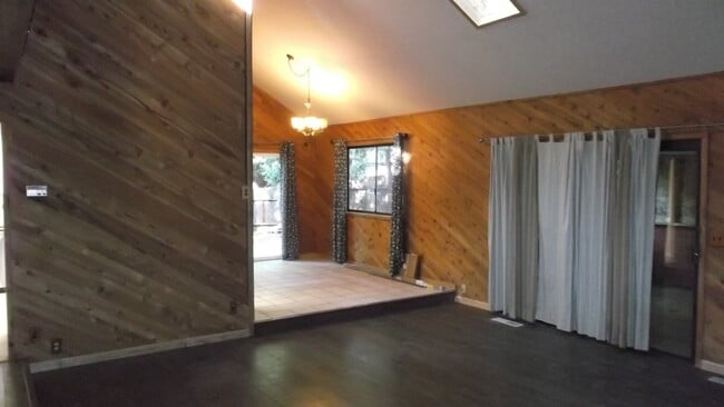Building Photo - Fabulous 3 bedroom home near Jenkinson Lake.