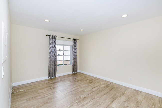 Bedroom - 5525 Canoga Ave