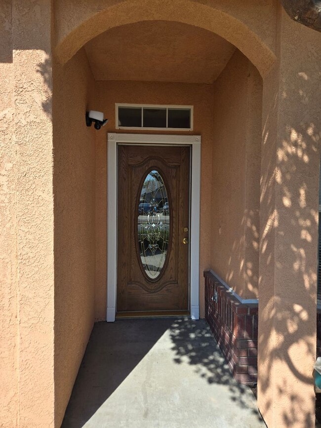 Building Photo - Three bedroom, fresh paint and pool!