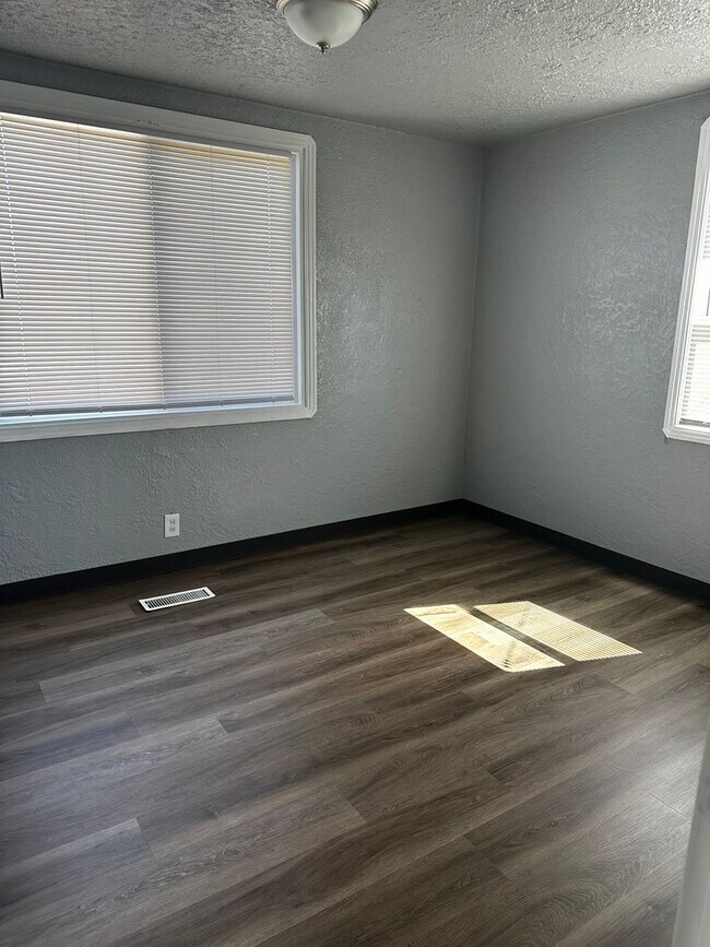 Building Photo - 1356 East Ave