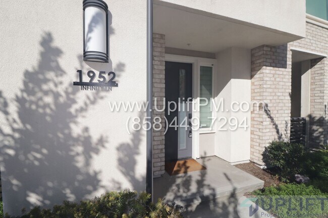 Building Photo - 4 Bed 3.5 Bath Townhome in Chula Vista w/ Washer/Dryer and 2-Car Garage