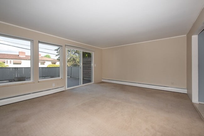 Building Photo - 2023