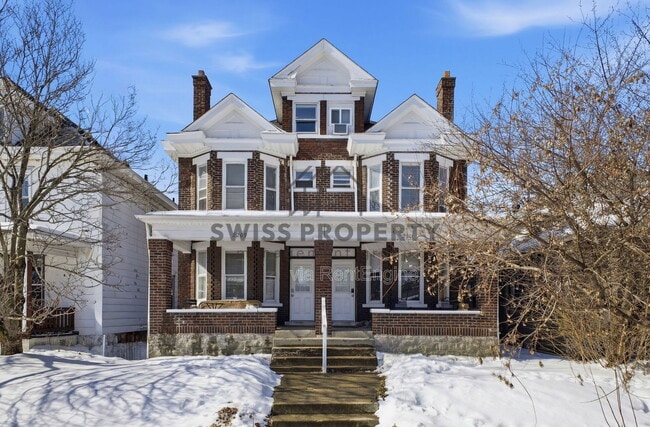 Building Photo - 2209 Summit St