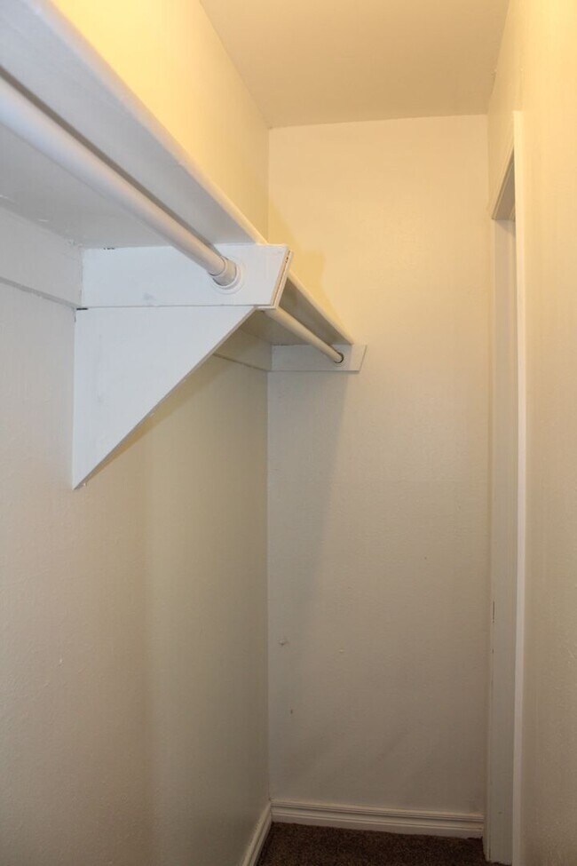 Building Photo - 2 bed & office on the South Side!