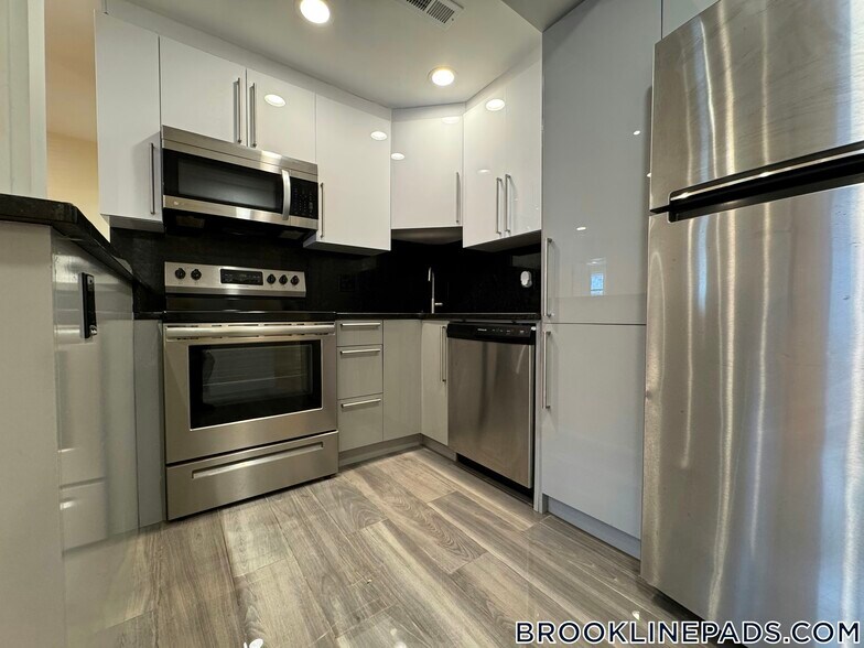 Building Photo - 1801 Beacon St