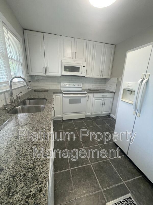 Building Photo - 3485 Maplehurst Dr