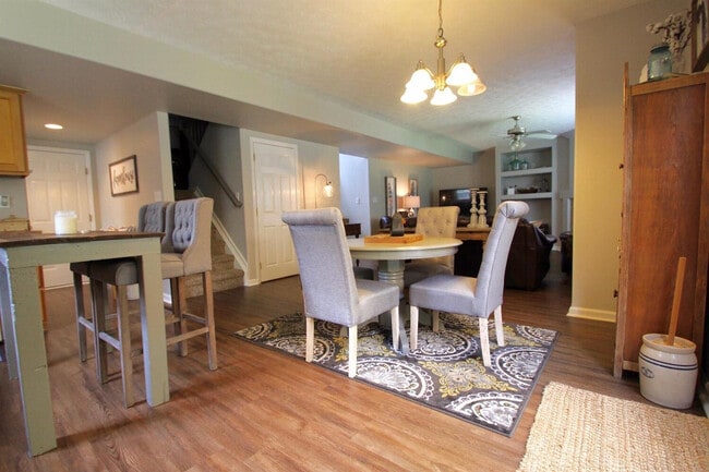 Building Photo - 897 Henderson Dr