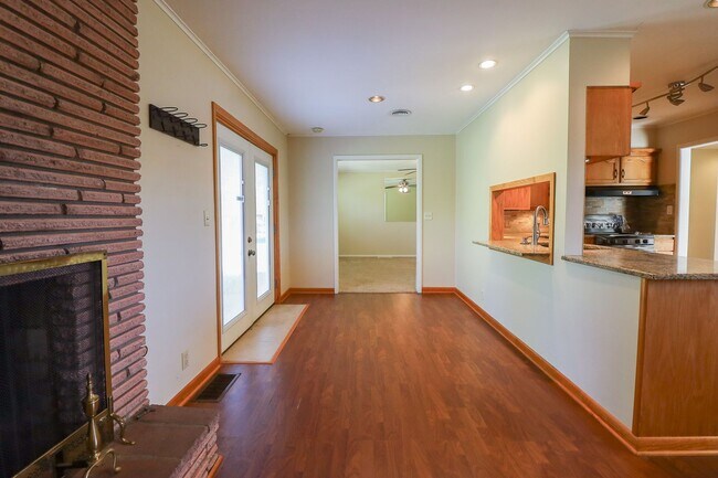 Building Photo - 3 Bed Mid-Town Beaut! Available for Immedi...