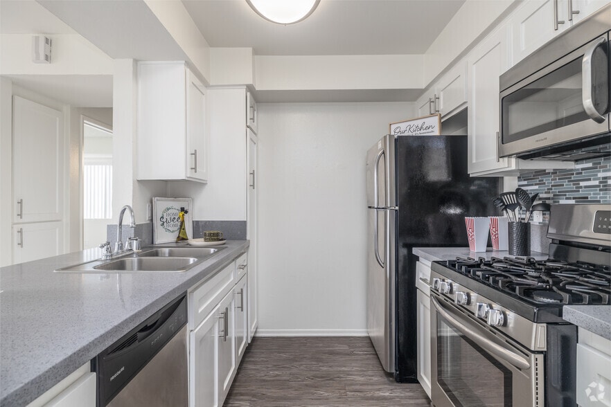 2BR, 2BA - 950SF - Kitchen - Townhomes on Emerson