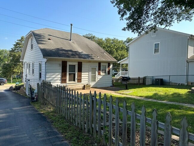 Building Photo - Charming Home 2 Bedroom 1 Bath Home In Krkwood, Mo.