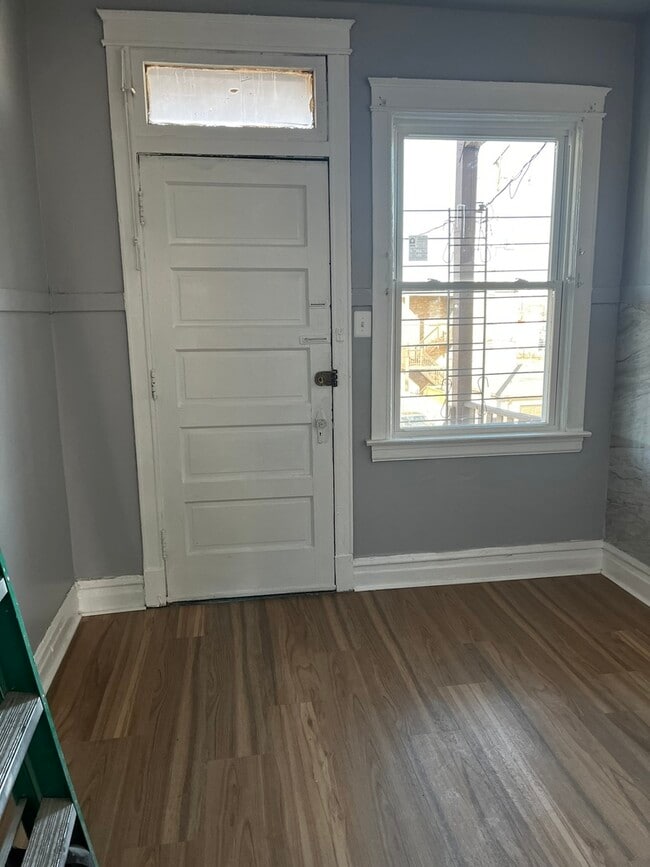 Building Photo - 1528 E 72nd St