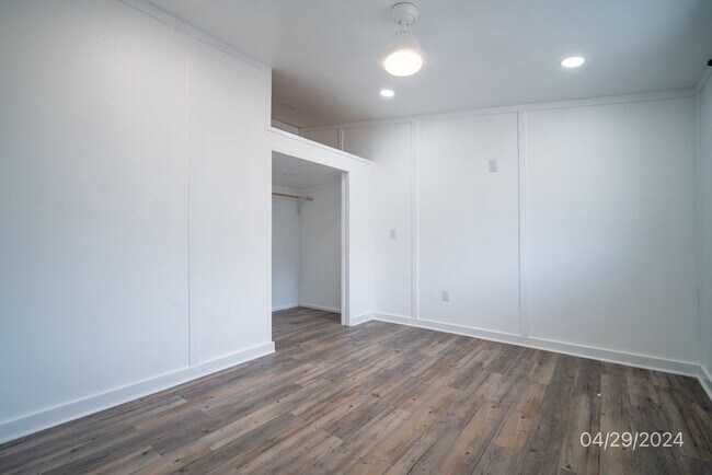 Building Photo - 1bd 1ba with Parking - Dogs negotiable $2350 94-1167 Kahuahale St