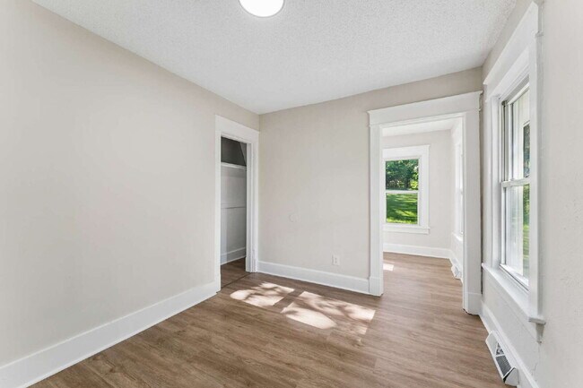 Building Photo - Charming 2-Bedroom Haven in Kansas City Northland!