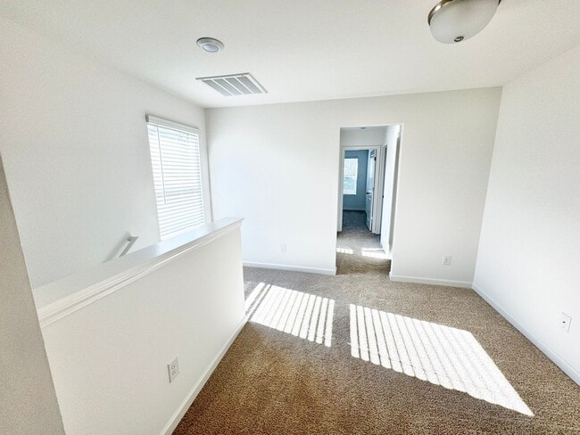 Building Photo - BEAUTIFUL 3BD Townhome Walking Distance to Downtown