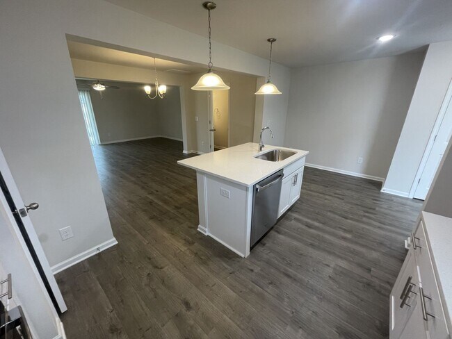 Building Photo - 3 bd 2.5 ba townhome
