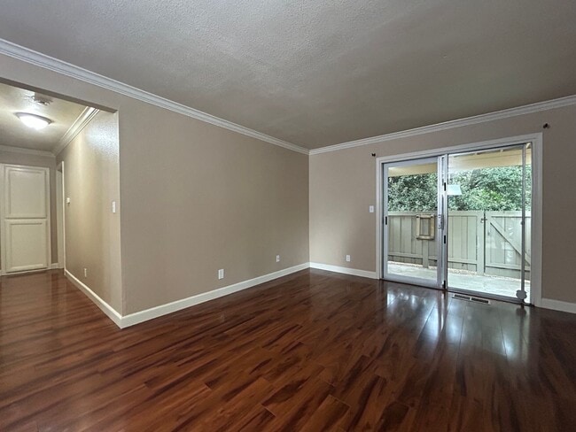 Building Photo - Move-In Ready 1BR in Sought-After Kirkwood...