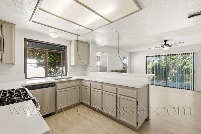 Building Photo - 15630 Half Moon Dr