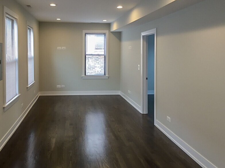 Building Photo - 2318 N Southport Ave
