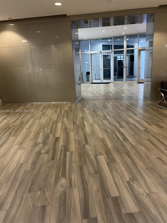 Building Photo - 1750 N Bayshore Dr