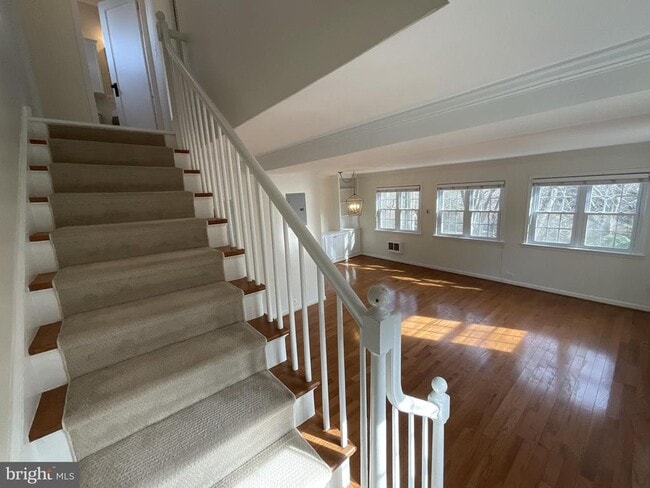 Building Photo - 1927 N Quaker Ln