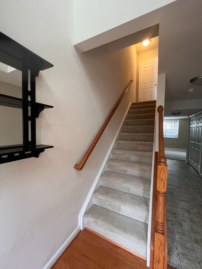 Building Photo - COZY TOWNHOUSE - Minutes to Quantico