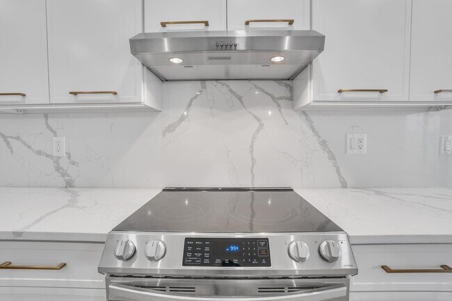 Building Photo - 1055 River Rd