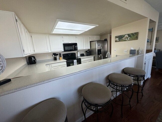 Building Photo - 2BR 2BA Furnished Vacation Condo Waterfron...