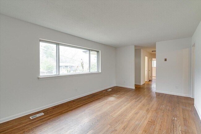 Building Photo - 3 bedroom, 1.5 Bathroom for rent!