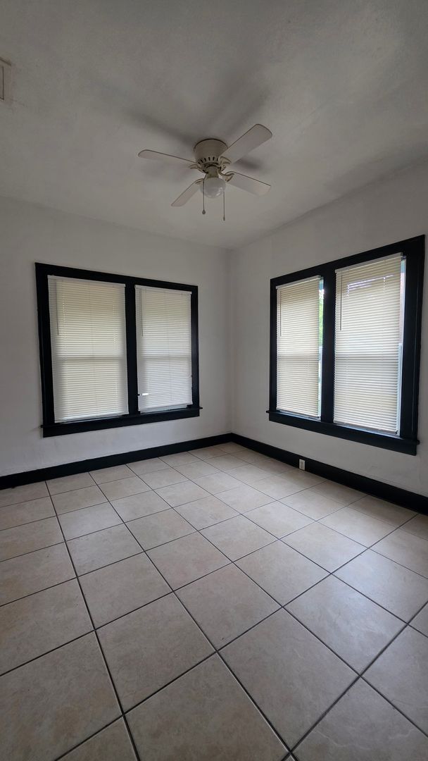 Building Photo - 2 Bedroom 1 Bath Cottage