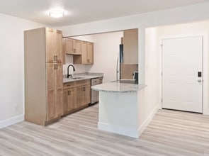 Building Photo - 3D Tour Available - Tower Grove East - Updated 1 Bedroom