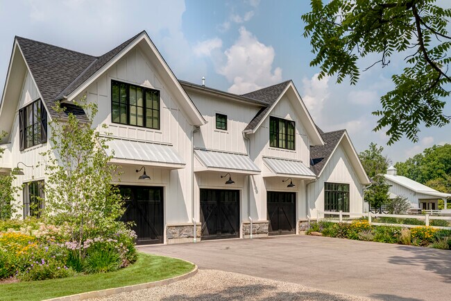 Building Photo - 225 Old Farm Rd