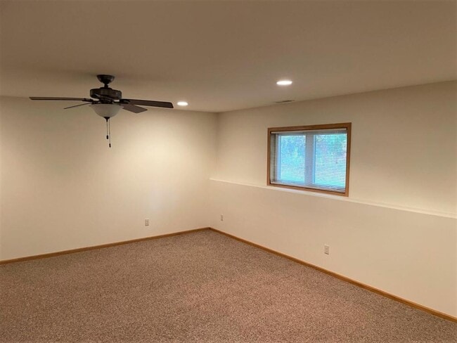 Building Photo - 611 S Cherry Ln