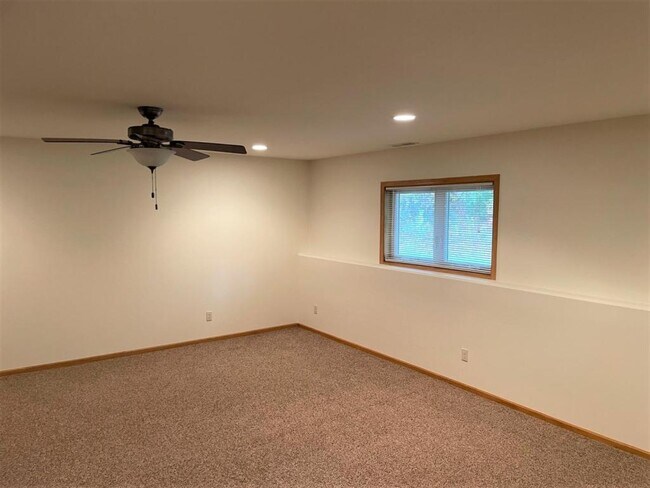 Building Photo - 623 S Cherry Ln
