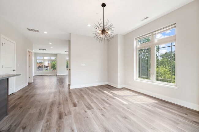 Building Photo - 39 Forest Ave