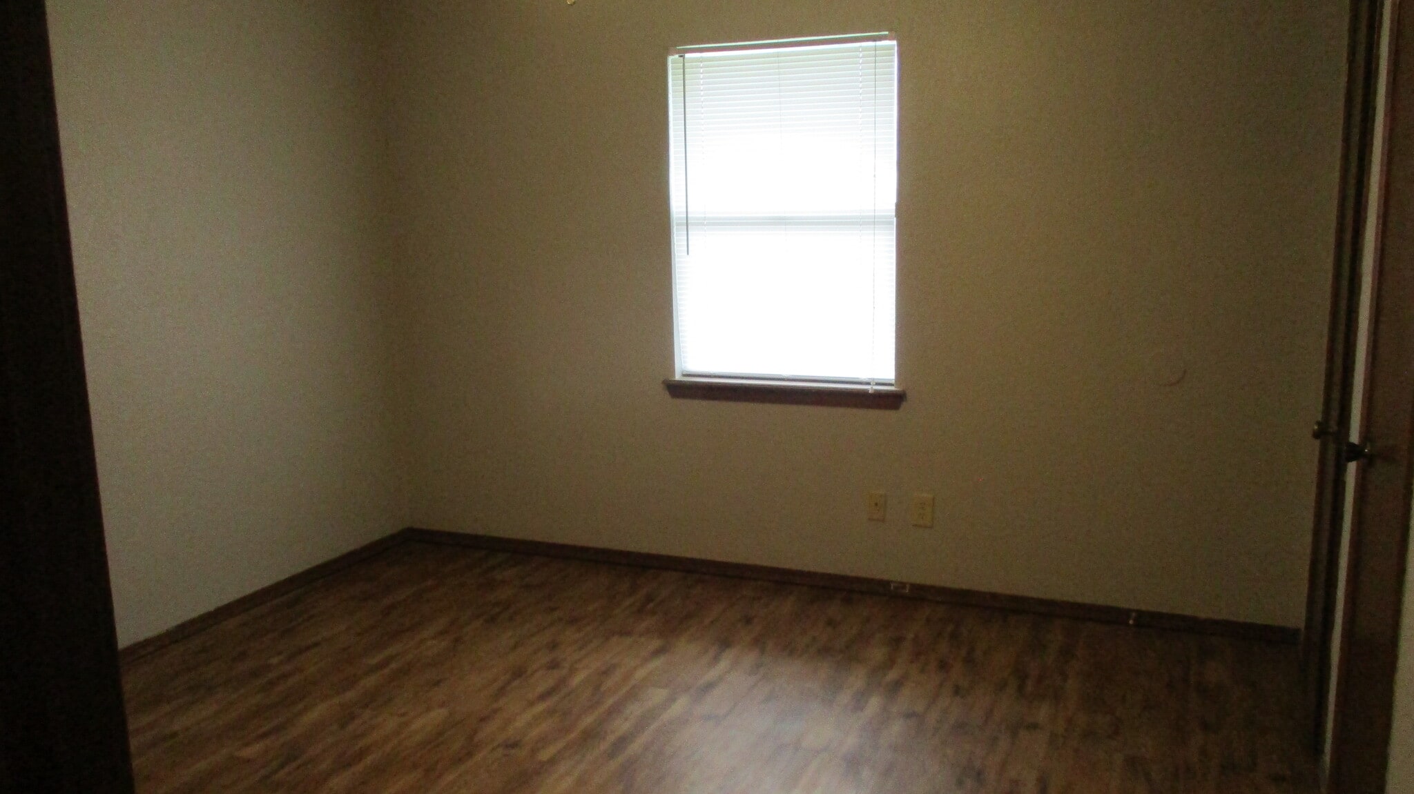 Building Photo - 800 Swan Lake Rd