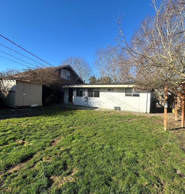 Building Photo - Unique 3 bedroom 1 bath home on Baker Ave