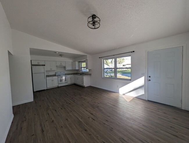 Building Photo - Crystal River 3/1 Duplex Available Near Wa...