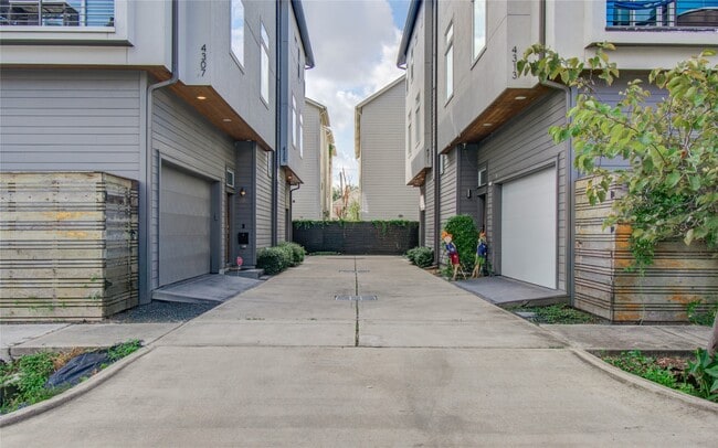 Building Photo - 4311 Marina St