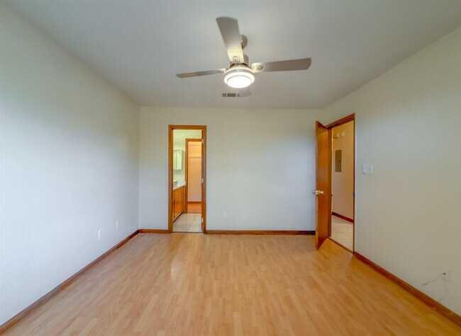 Building Photo - 1104 Greentree Ct